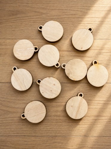 Pacchetto 10 charms legno con gancio